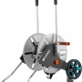 Gardena CleverRoll M Metall Schlauchwagen: robuste Metalltrommel, fahrbar, mit Kurbel und Standfuß.