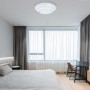 Weiße Globo LED-Deckenleuchte Magnifique (Ø 49,5 cm) im Schlafzimmer, SmartLight-fähig.