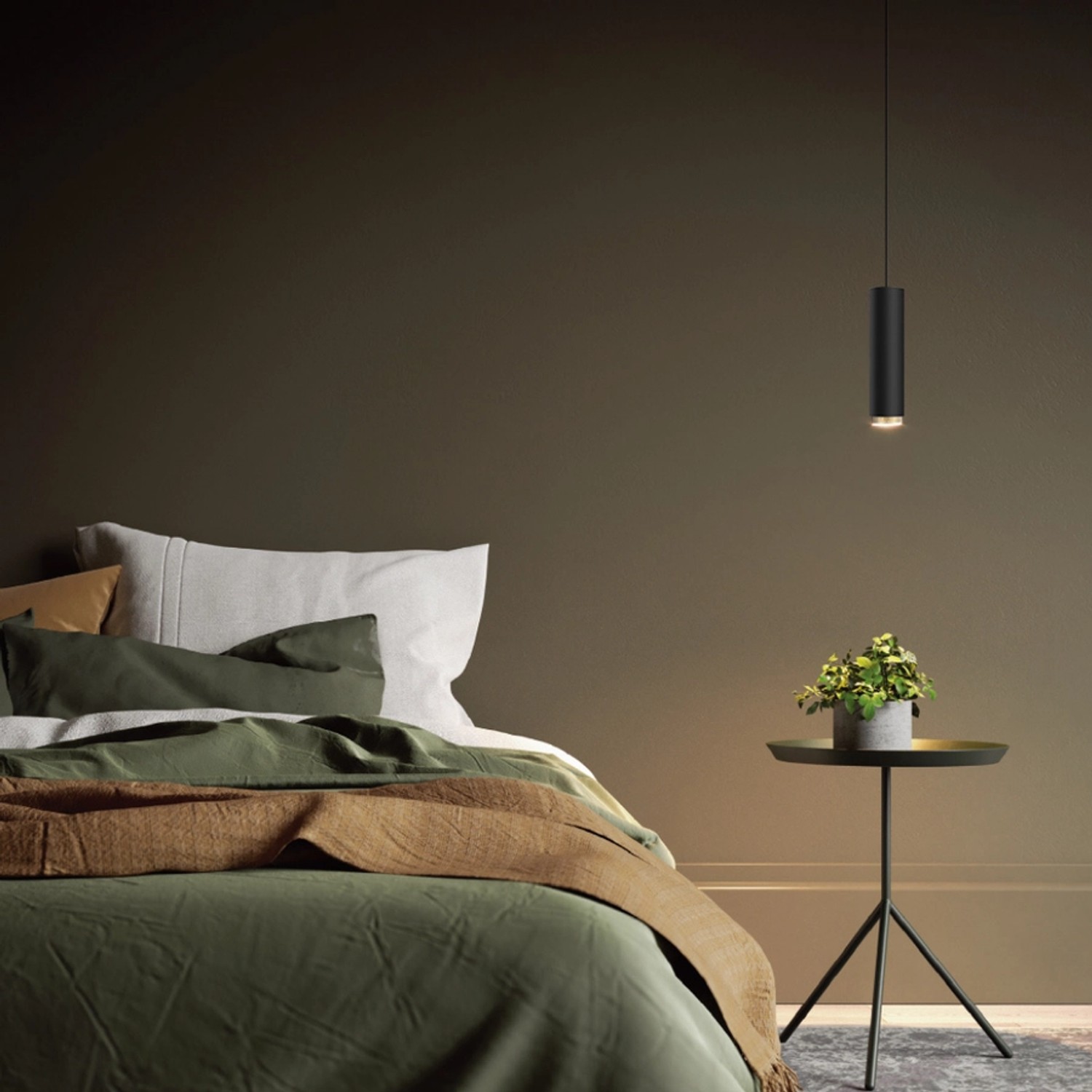 Moderne LUXULA Hängelampe in Schwarz-Gold über Nachttisch im Schlafzimmer.