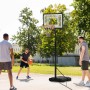 HOMCOM Basketballständer mit spielenden Personen im Außenbereich.