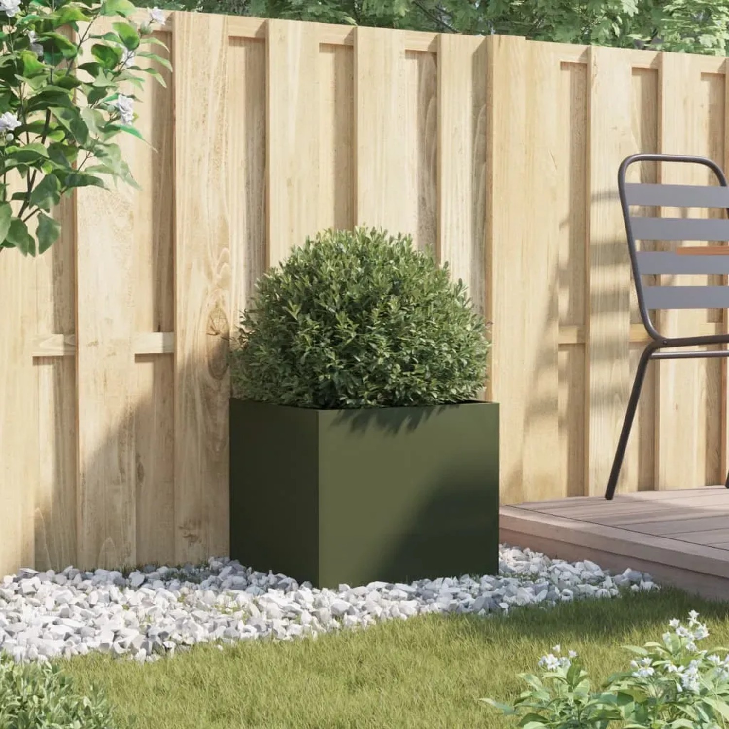 Olivgrüner vidaXL Pflanzkübel aus Stahl, quadratisch, mit grüner Pflanze im Garten auf Kies.