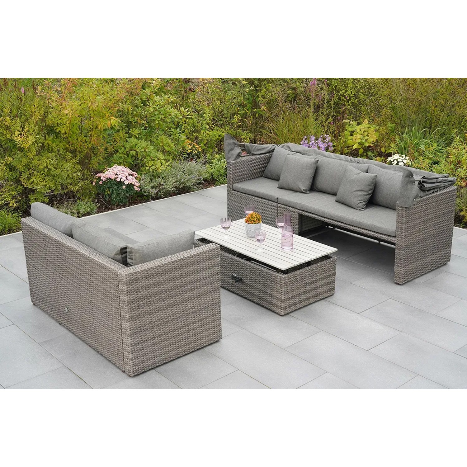Gartenmöbel Lounge-Gruppe San Marco aus grauem Polyrattan mit Tisch und hellgrauen Kissen.