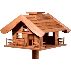 Braun lasiertes Dobar Vogelfutterhaus Almhütte mit Silo auf einem Ständer.
