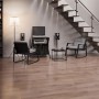 Verlegter Click-Vinylboden Boxbach Eiche Breitdiele in Wohnraum-Szene mit Möbeln.
