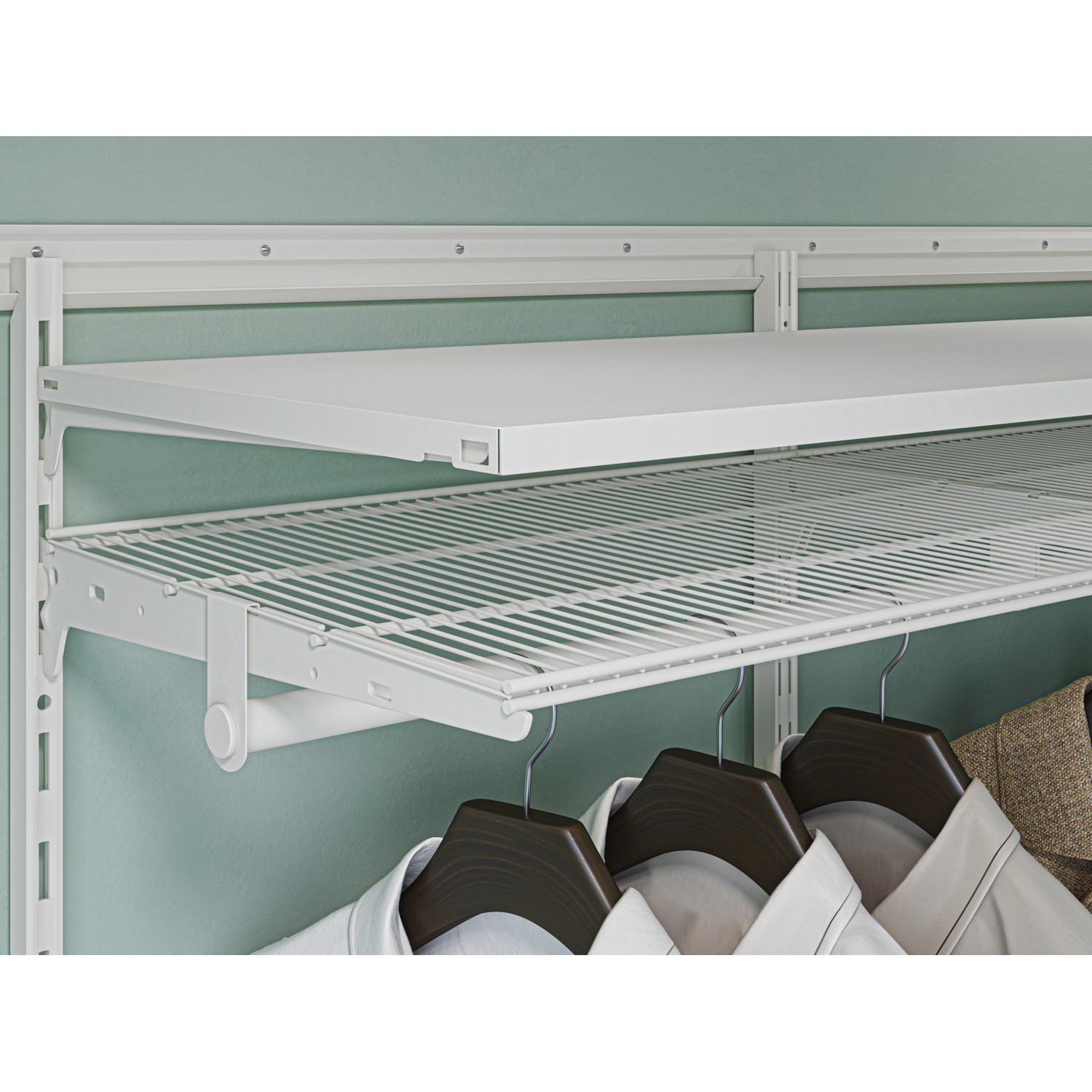 Regalsystem mit weißer Metall-Wandschiene, 2-reihig, 50 cm, mit Regalböden und Kleiderstange.