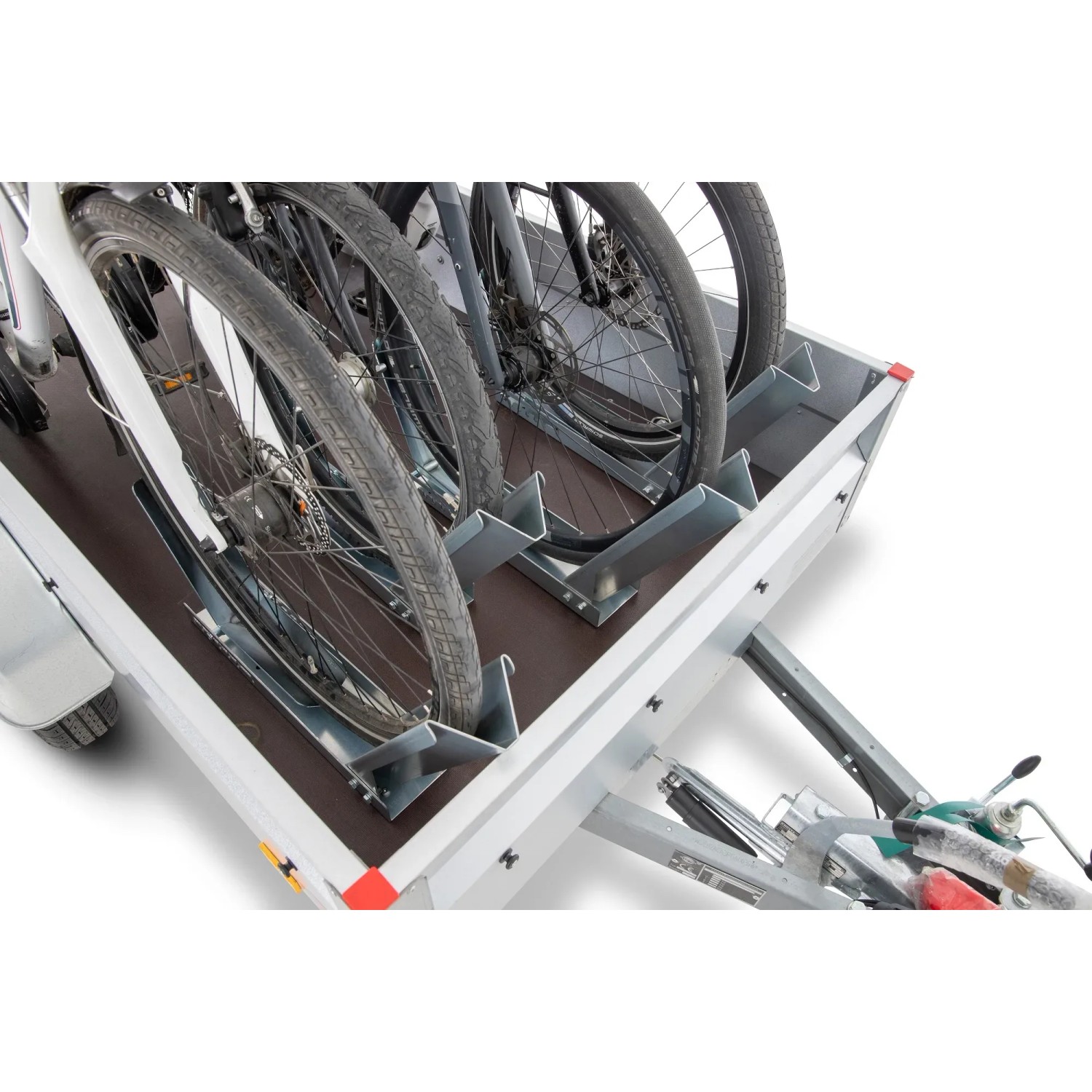 Stema Fahrradwippe auf Anhänger für den sicheren Transport von Fahrrädern und E-Bikes.