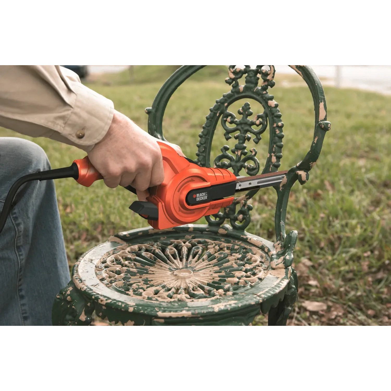 Black+Decker KA900E Powerfeile beim Schleifen einer Gartenbank.