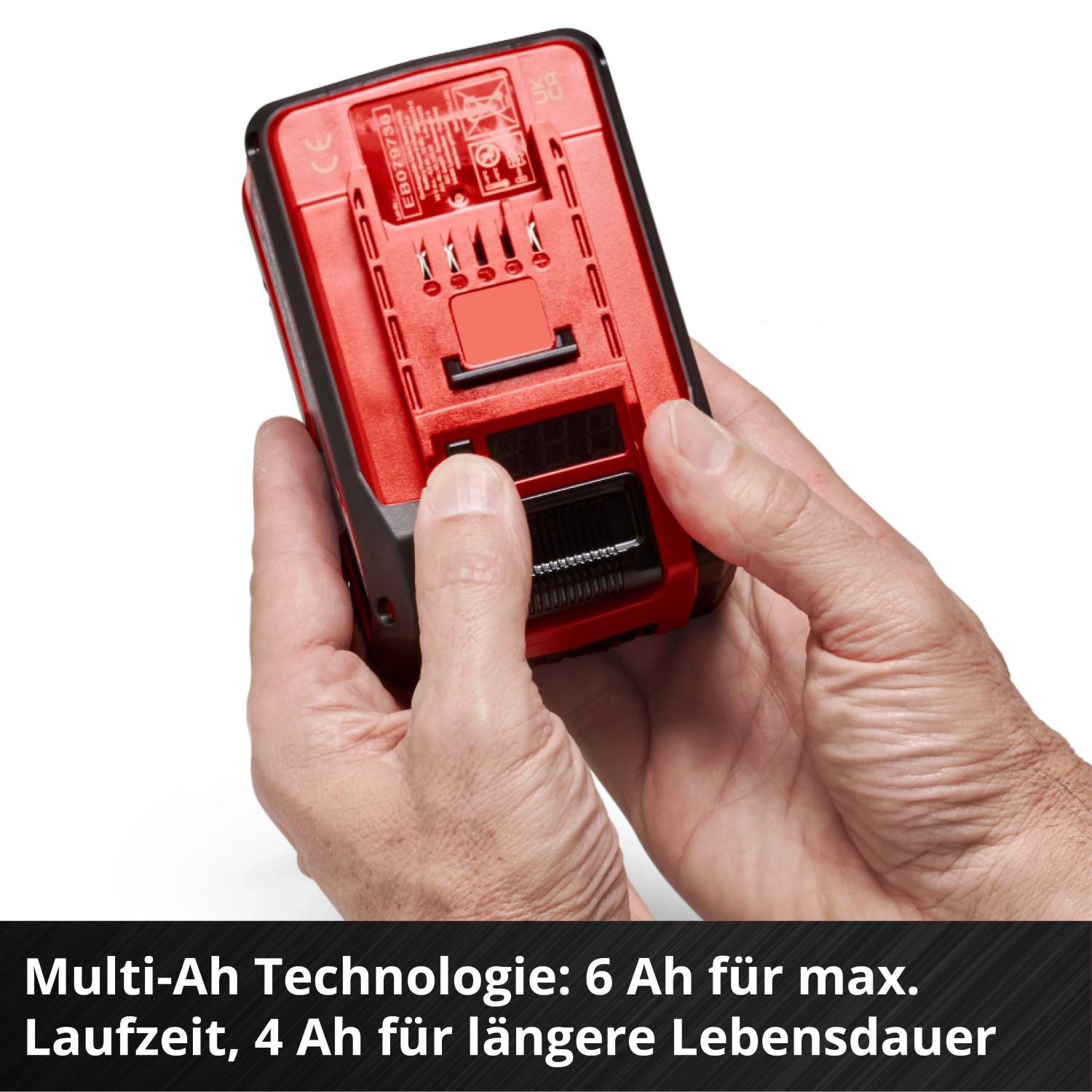 Einhell Power X-Change Akku 18V, 4-6 Ah in rotem Gehäuse wird von Hand bedient.