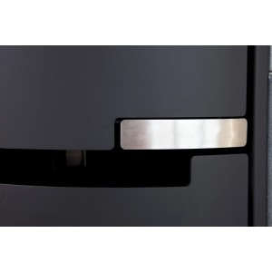Detailaufnahme: Schwarzer Aduro 1.1 Kaminofen mit Stahlverkleidung und silbernem Griff.