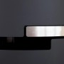 Detailaufnahme: Schwarzer Aduro 1.1 Kaminofen mit Stahlverkleidung und silbernem Griff.