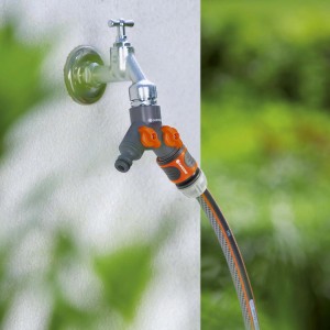 Gardena 2-Wege-Ventil (G 3/4) am Wasserhahn mit angeschlossenem Gartenschlauch.
