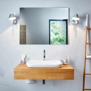 Badezimmer mit Clage Kleindurchlauferhitzer M3 unter Waschbecken mit Holzunterschrank.