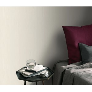 Erismann Vliestapete ELLE Decoration Uni taupe an Wand im Schlafzimmer.