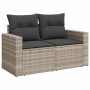 Hellgraue 2-Sitzer Garten-Sofagarnitur aus Polyrattan mit grauen Kissen. Gartenmöbel für Terrasse und Balkon.