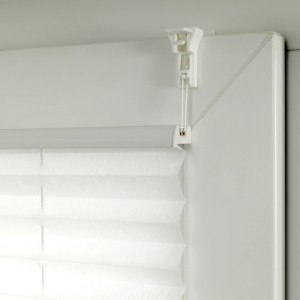 Detailaufnahme: Steingraues Gardinia EasyFix Plissee Greta, 60x130 cm, am Fensterrahmen befestigt.