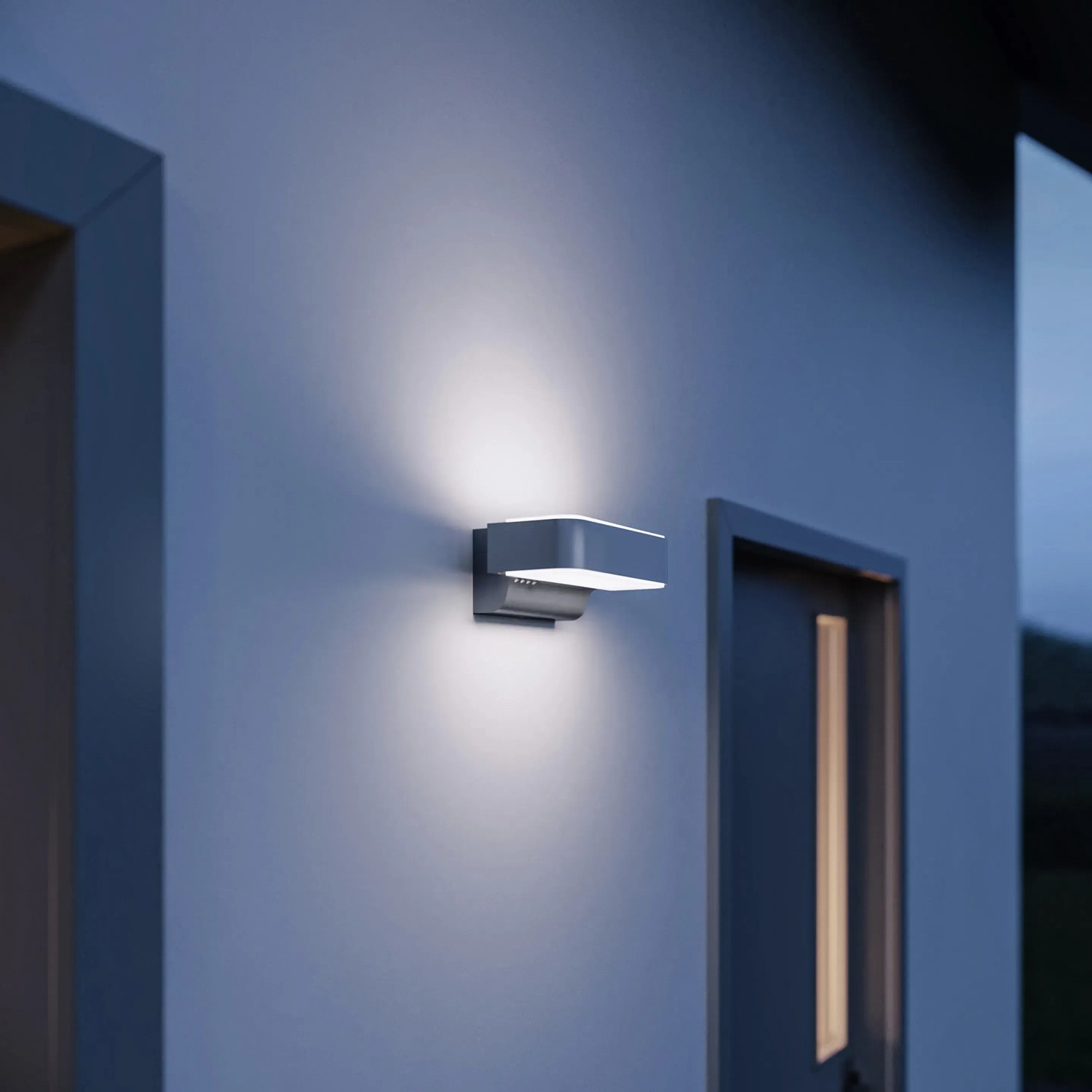 Moderne Steinel LED-Außenleuchte L 810 C in Anthrazit mit Up- und Downlight.