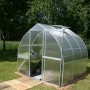 KGT Gewächshaus Alu blank 5,15 m² im Garten mit geöffneter Tür und Pflanzen.