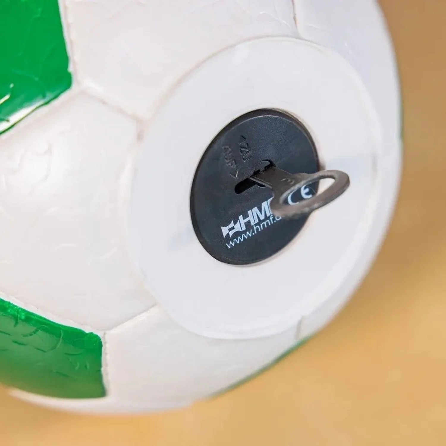 HMF Fußball-Spardose, weiß-grün, Lederoptik. Schloss mit Schlüssel an der Unterseite. Ø 15 cm.