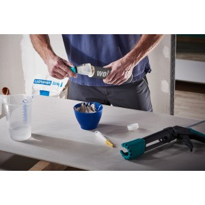 wolfcraft Leerkartuschen (3 Stk.) beim Befüllen mit Fugenmasse. Zubehör für Gipskartonplatten.