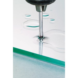 LUX Glasbohrer 4 mm bohrt ein Loch in eine Glasplatte, gekühlt mit Wasser.