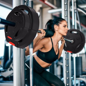 Frau trainiert mit Hantel und schwarzen SPORTNOW Hantelscheiben (10 & 5 kg) mit Griffen.