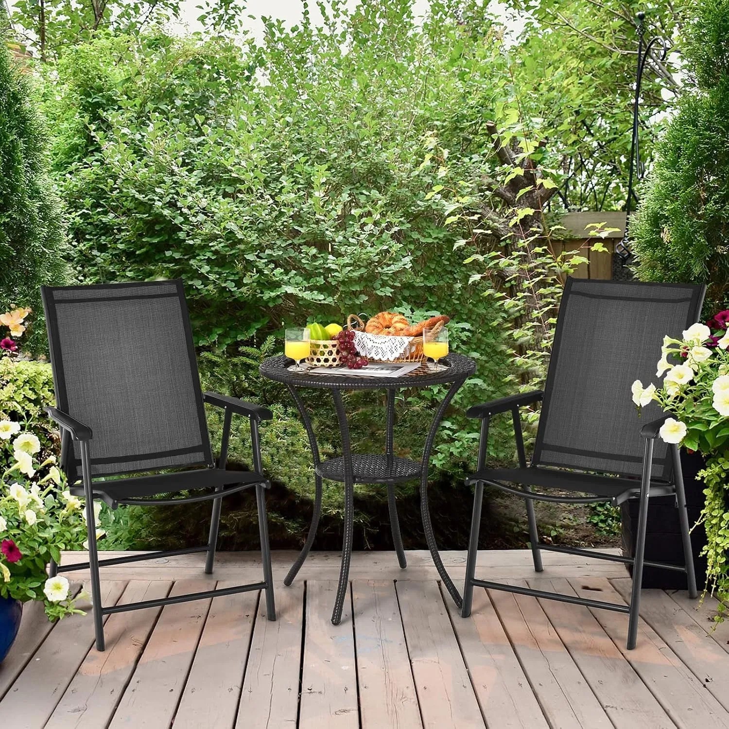Costway 2er Set Gartenstühle, klappbare Hochlehner in Schwarz auf Terrasse.