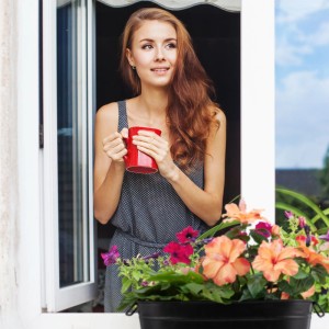 Schwarzer Relaxdays Blumenkasten aus Metall mit Griffen, bepflanzt am Fenster.