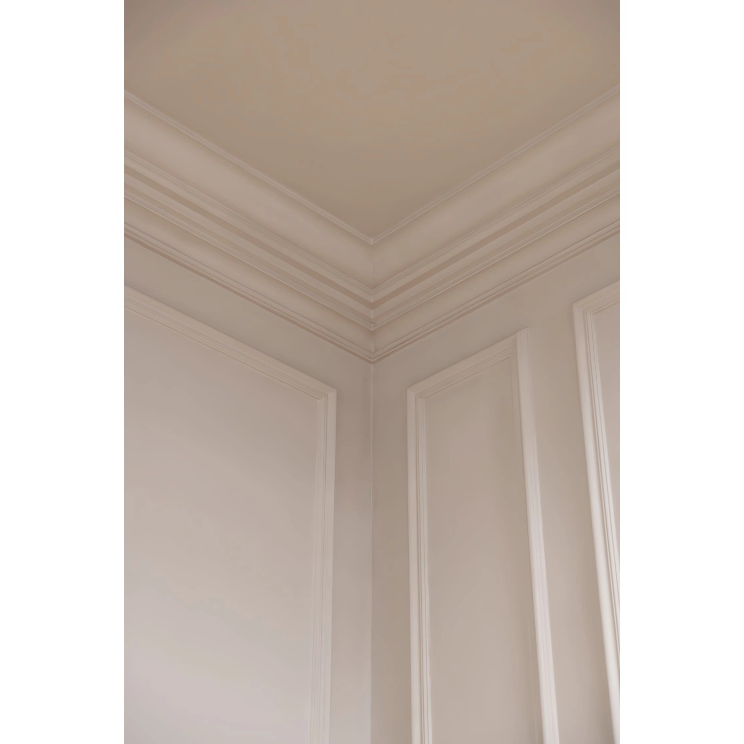 Eckleiste C327-Box LUXXUS von ORAC DECOR, weiße Zierleiste im klassischen Stil an Wand und Decke.