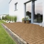 Verlegte ML-Design WPC Terrassenfliesen in Teak Holzoptik (30x30 cm) auf einer Terrasse.