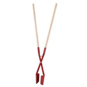 Galaflor Handbagger mit rotem Stahlkopf und langen Holzstielen. Gartenwerkzeug zur Bodenbearbeitung.