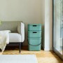 Gestapelte Rotho Albula Multiboxen 40 l in Mistletoe Green. Aufbewahrungsboxen im Wohnraum.