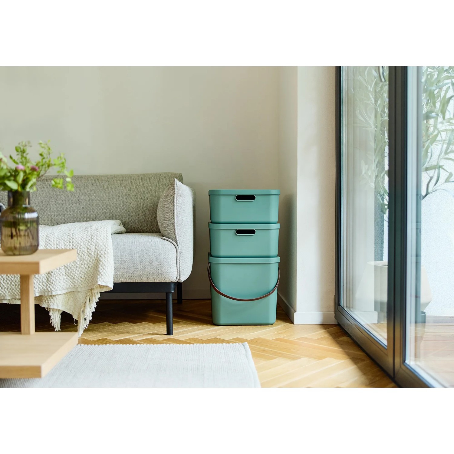 Gestapelte Rotho Albula Multiboxen 40 l in Mistletoe Green. Aufbewahrungsboxen im Wohnraum.