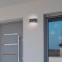 Moderne Trio LED-Wandleuchte Trent in Anthrazit an Hauswand.