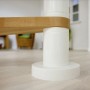 Detailaufnahme: Dolle Spindeltreppe Oslo, Buche Stufe und weiße Metallelemente.