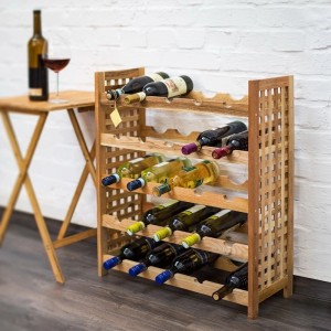 Rustikales Weinregal aus Walnussholz für 25 Flaschen. 5 Ablagen, gefüllt mit verschiedenen Weinflaschen, waagerechte Lagerung.