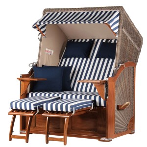 Komplettset: Mahagoni Strandkorb Schaalsee mit blau-weiß gestreiften Polstern und Fußstützen.