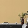 Einfarbige, goldene Vliestapete mit leichter Struktur als Dekoration für Wohn- und Schlafzimmer.