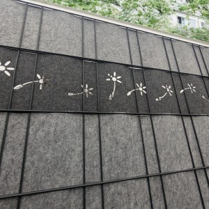 zaunzu Sichtschutz Vlies Pusteblume, grauer Einzelstreifen im Doppelstabmattenzaun.