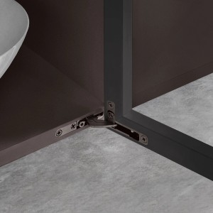 SALICE AIR Scharnier Titanium, 105 Grad, mit Dämpfung, in dunkler Holztür montiert. Für schwere Möbeltüren bis 25 kg.