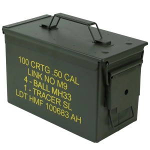 Grüner HMF Munitionskoffer aus Metall im US Ammo Box Design, mit Griff und Verriegelung für sichere Aufbewahrung.