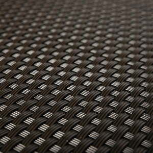 Detailaufnahme: Dunkelbrauner NYVI Balkon Sichtschutz aus Polyrattan mit Metallösen.