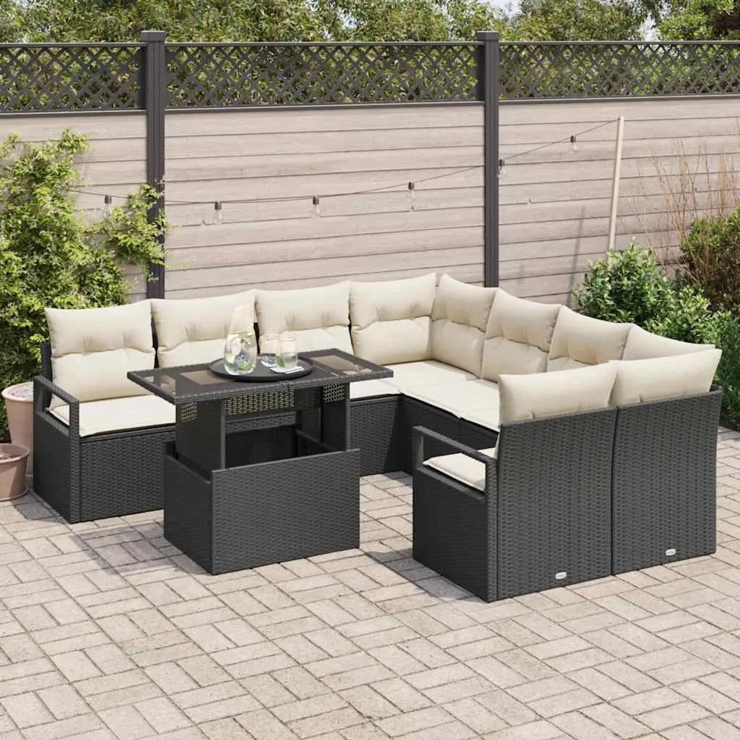 Schwarzes 9-teiliges Garten-Sofa-Set aus Poly Rattan mit Kissen.