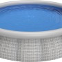 Runder Avenli Prompt Set Pool in Rattan Grau, gefüllt mit blauem Wasser.