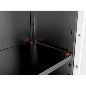 Detailaufnahme: Schwarzes Regalbrett im Stilo Kunststoffschrank, höhenverstellbar.