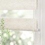 Beiges Doppelrollo mit transparenten und blickdichten Streifen am Fenster. Regulierbarer Sichtschutz mit Seitenzug.