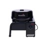 Schwarzer, mobiler Char-Broil Elektrogrill Patio Bistro Cube E mit Deckel und Temperaturregler.
