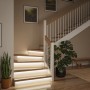 Paulmann MaxLED Stair LED-Streifen beleuchten eine Holztreppe. Stilvolle, indirekte Treppenbeleuchtung für den Flur.