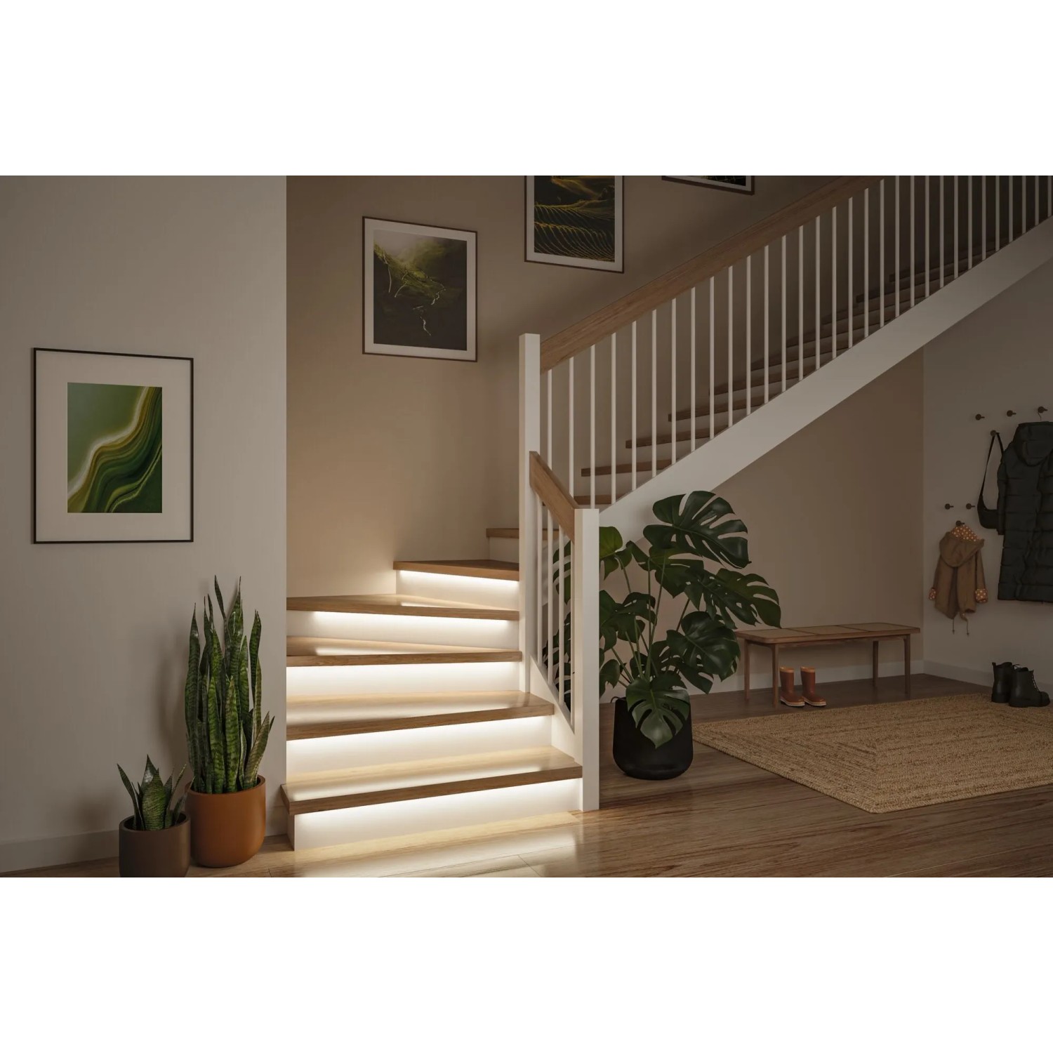 Paulmann MaxLED Stair LED-Streifen beleuchten eine Holztreppe. Stilvolle, indirekte Treppenbeleuchtung für den Flur.