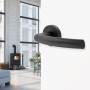 Schwarze Novadoors Türgriffgarnitur Nova Amico Smart2Lock für Innentüren, rosettenlos.