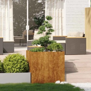 Großer, quadratischer Pflanzkübel aus wetterfestem Stahl in Rostoptik, ideal für Garten und Terrasse.